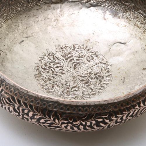 Zilveren BWG Riau schaal Silver Riau dish with coat of arms of sultan, sumatra i&hellip;