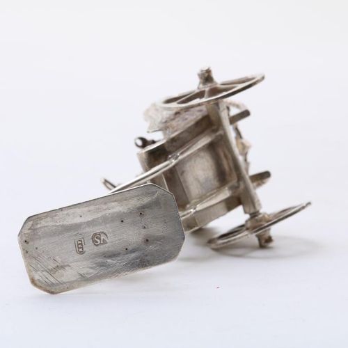 Zilveren miniatuur sjees, W.V. Strant Dutch silver miniature open carriage with &hellip;