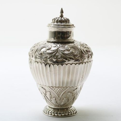Zilveren theebus, holl. Pseudokeur Une boîte à thé en argent avec marques anglai&hellip;