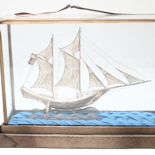 Filigrain zilveren schip in glazen kast Filigree silver ship in glass case, BWG,&hellip;