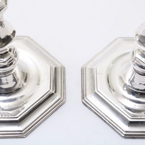 Stel zilveren eenlichts kandelaars Un par de palos de vela de plata holandesa, h&hellip;