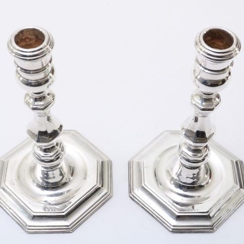 Stel zilveren eenlichts kandelaars A pair of dutch silver candle sticks, h. 20 c&hellip;