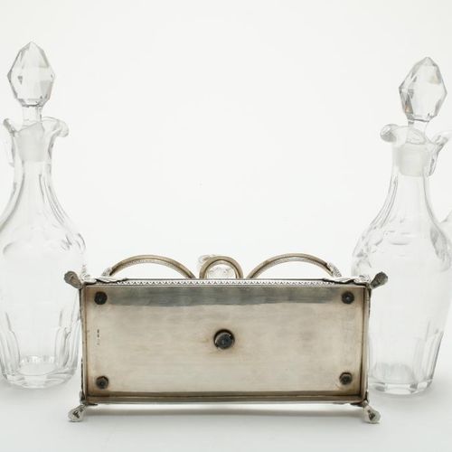 2 karaffen gevat in zilveren montuur 2 decanters set in silver frame, 925/000, g&hellip;