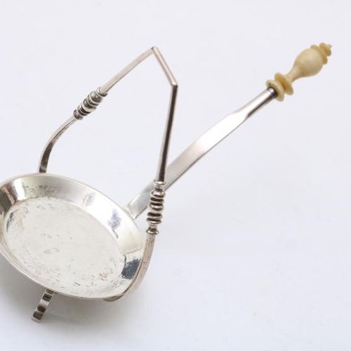 Zilveren miniatuur steelpan en hangtreef Dutch silver miniature skillet with tre&hellip;