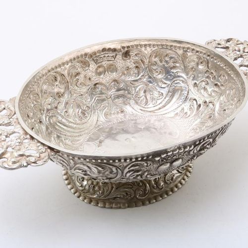 Zilveren brandewijnkom A Dutch silver brandy bowl,chased, decorated with flowers&hellip;
