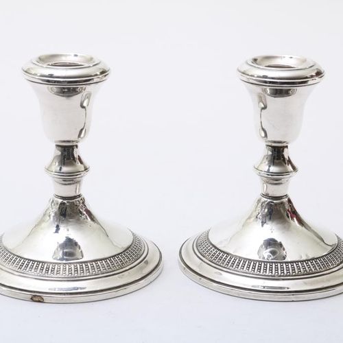 Stel zilveren eenlichts kandelaars Une paire de chandeliers en argent, h. 13 cm.&hellip;