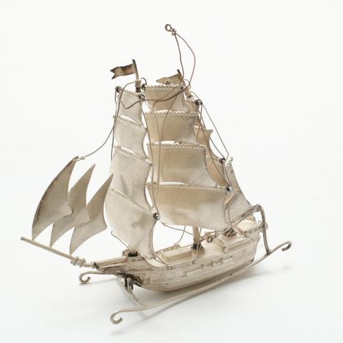 Zilveren miniatuur zeilschip Silver miniature sailing ship, gross.W. 132gr.Silve&hellip;