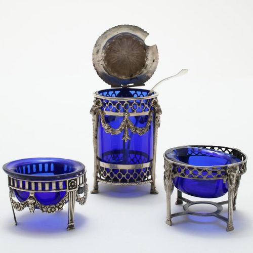 Zilveren Empire zuur garnituur 3块银币银色帝国酸装饰品，蓝色玻璃内部容器，涉及芥末器皿和盐胡椒器皿，高835/000