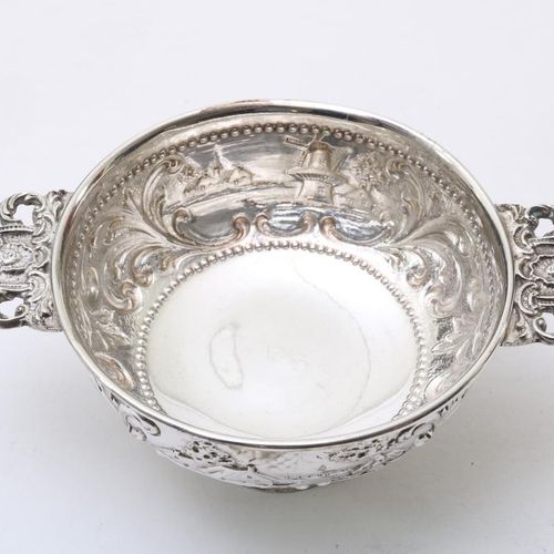 Zilveren brandewijnkom A Dutch silver brandy bowl, decorated with landscape, 835&hellip;