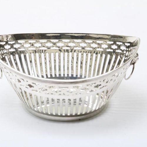 Zilveren bonbonmand A silver basket, gross weight 106 gr. 835/000A silver ajour &hellip;