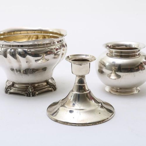 Lot zilverwerk 一批银器一批银器，包括扭曲的糖碗，斯特林，一灯烛台，勺子花瓶，Geh 835/000。