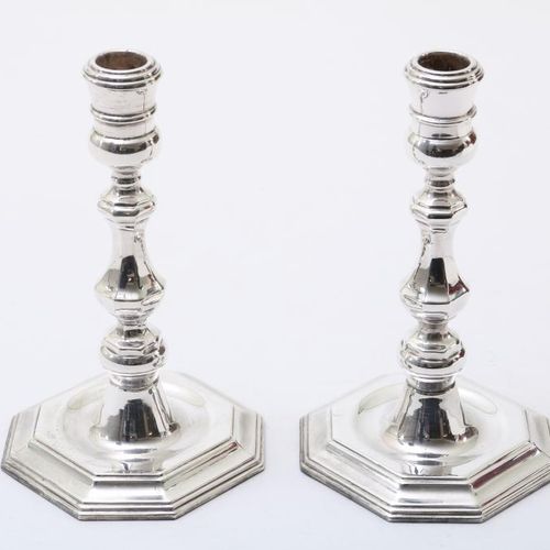 Stel zilveren eenlichts kandelaars 一对荷兰银质蜡烛棒，高20厘米。一对银质单灯烛台, geh. 925/000, h.20 &hellip;