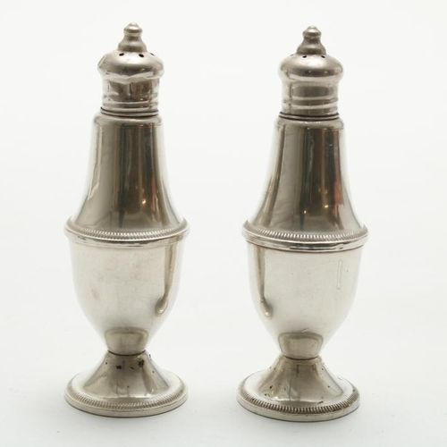 ZILVEREN PEPER- EN ZOUTSTEL A silver pair of salt and pepper. 925/000, gross wei&hellip;