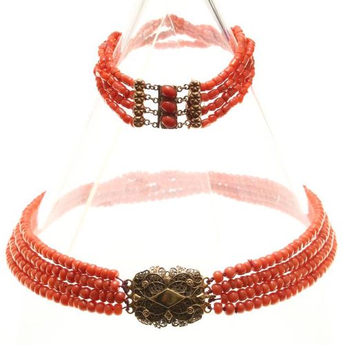 Bloedkoralen collier en armband Set with blood coral necklace and bracelet with &hellip;