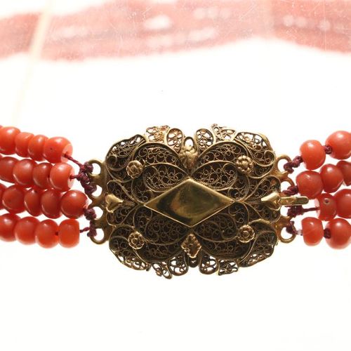 Bloedkoralen collier en armband Set with blood coral necklace and bracelet with &hellip;