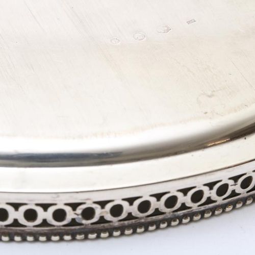 ZILVEREN DIENBLAD 椭圆形银质托盘，边缘有凸起的珍珠，制造商Presburg Haarlem，尺寸40 x 31厘米，重量833克。椭圆形银质托&hellip;