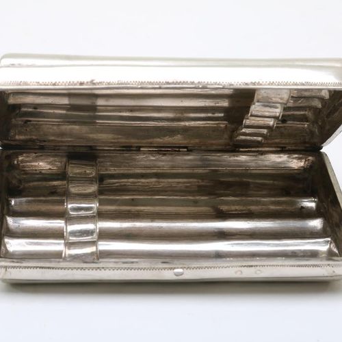Lot van 2 zilveren sigaren etuis 2个银制雪茄盒，荷兰1875年和英国1910年的。