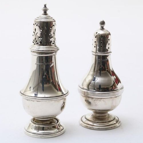 Lot met 2 zilveren strooiers 2 piece silver spreaders, resp. 12 and 13 cm., UK B&hellip;