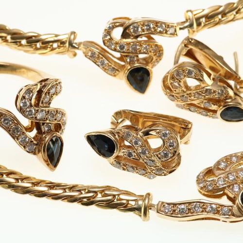 Geelgouden parure 黄金饰品，包括项链、戒指、耳环，镶嵌蓝色蓝宝石和钻石，明亮式切割，约2.5克拉（经测量），750/000，重量48.4克。黄&hellip;