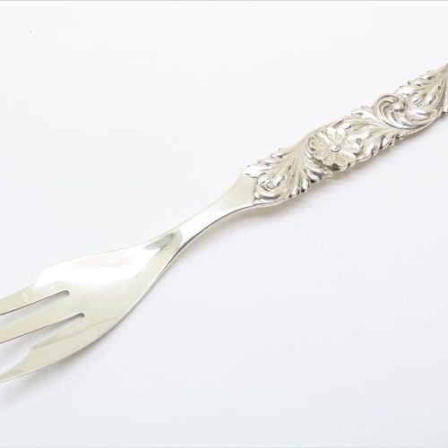 Zilveren pronk vork A silver fork, decorated with rose motives, l. 27cm., gross &hellip;