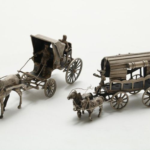 2 Zilveren miniaturen 一批各式各样的银质迷你模型两个银质小模型，包括马车和干草车，重225克，合格。