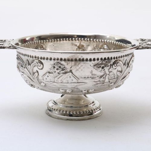 Zilveren brandewijnkom A Dutch silver brandy bowl, decorated with landscape, 835&hellip;