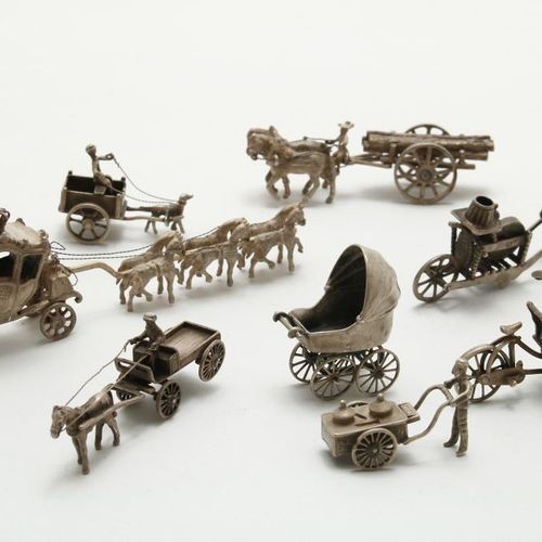 Lot zilveren miniaturen Un lot assorti de miniatures en argent, poids brut 229.L&hellip;