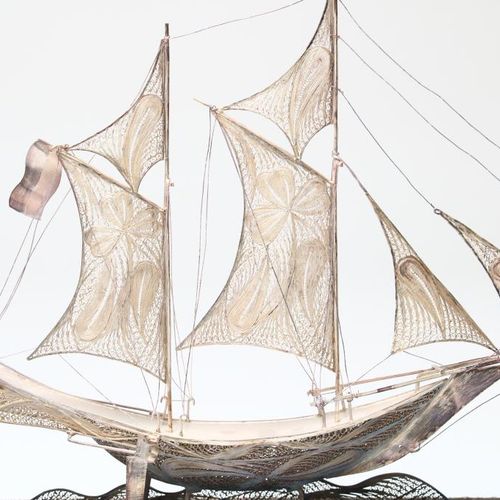 Filigrain zilveren schip in glazen kast 玻璃盒中的银丝船，BWG，估计是印度尼西亚，高18厘米，宽25厘米，重量：约85&hellip;