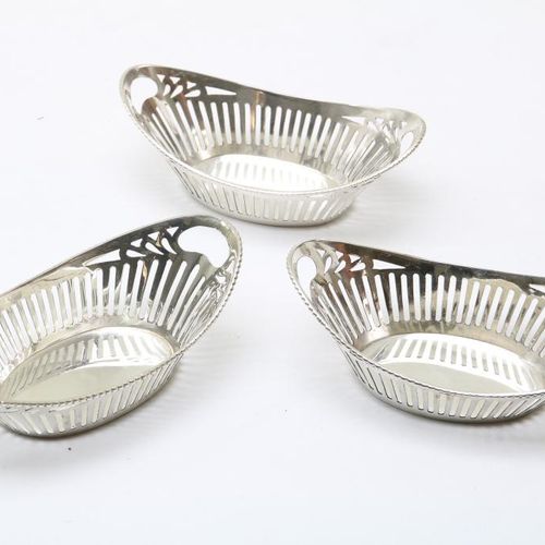Serie van 3 bonbonmandjes 3个银质微型篮子，79克，835/000一套3个花篮，穿孔并镶有珍珠边，高835/000，重79克。