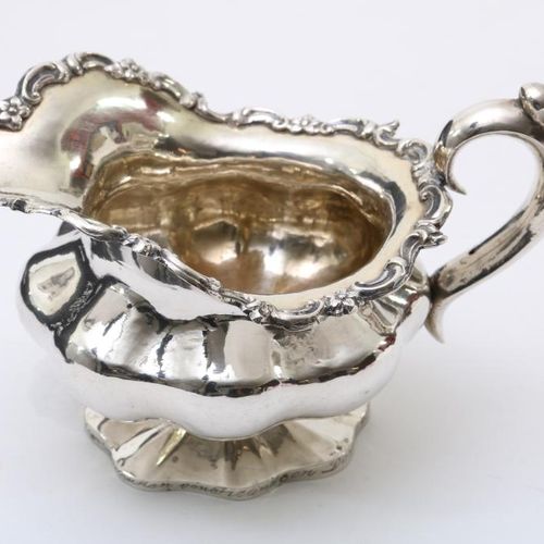 ZILVEREN MELKKAN 一个银色的牛奶壶，俄罗斯1847年，毛重166克。835/000.银质牛奶壶，俄罗斯1847年，毛重166克，盖。835/00&hellip;