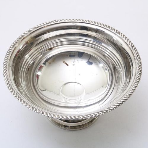 ZILVEREN SCHAAL 一个圆形的银碗，脚上有925/000，毛重495克。银碗，高脚，饰以线状边缘，高11厘米，直径20.5厘米，有重量，925/00&hellip;