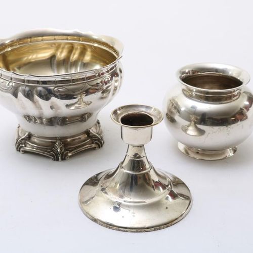 Lot zilverwerk 一批银器一批银器，包括扭曲的糖碗，斯特林，一灯烛台，勺子花瓶，Geh 835/000。