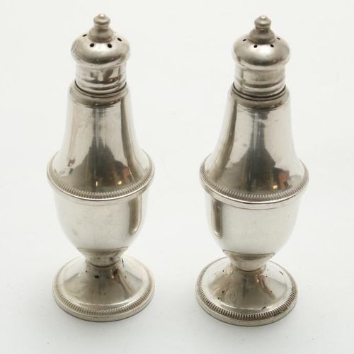 ZILVEREN PEPER- EN ZOUTSTEL Una coppia di sale e pepe in argento. 925/000, peso &hellip;