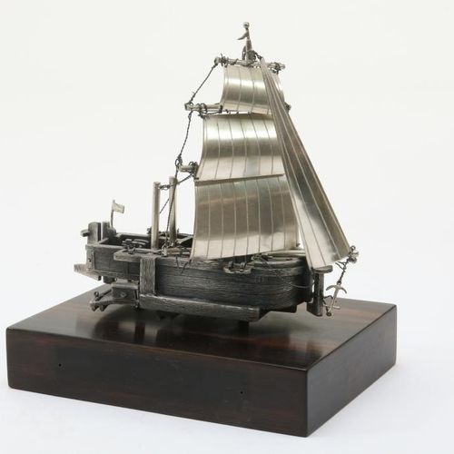 Een zilveren baggerschip op houten voet Silver dredger ship on wooden base, BWG,&hellip;