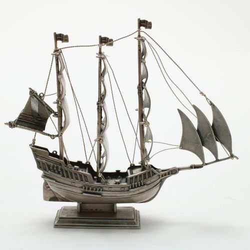 Zilveren miniatuur zeilschip 一艘银质微型帆船，毛重185克。6银色微型帆船，编号835/000，毛重185克。