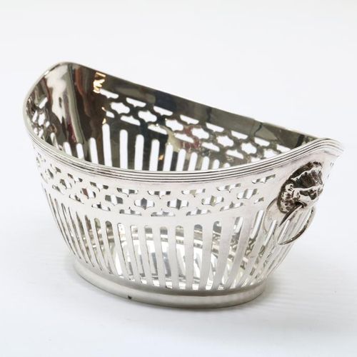 Zilveren bonbonmand Un panier en argent, poids brut 106 gr. 835/000Un panier ajo&hellip;