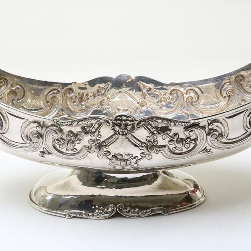 Zilveren jardiniere A silver fruit bowl, decorated with fruit and flowers, 925/0&hellip;