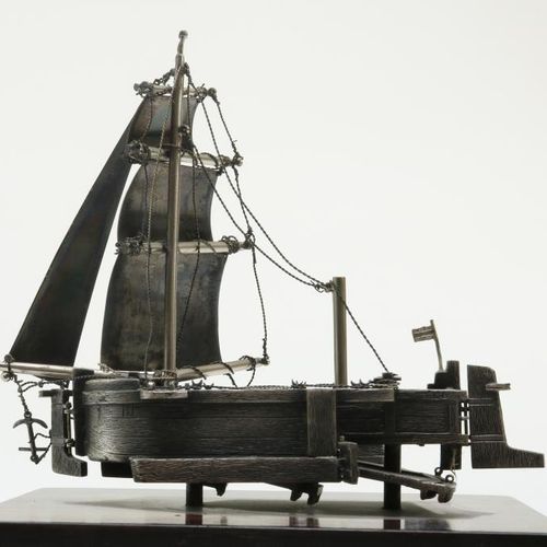Een zilveren baggerschip op houten voet Silbernes Baggerschiff auf Holzsockel, B&hellip;