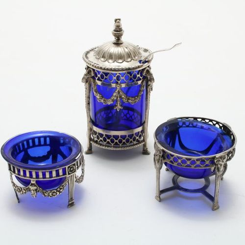 Zilveren Empire zuur garnituur 3块银币银色帝国酸装饰品，蓝色玻璃内部容器，涉及芥末器皿和盐胡椒器皿，高835/000