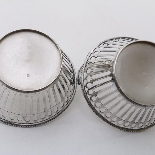 Stel zilveren knottenmandjes, 1 gehalte Pair of silver bun baskets, 1 grade, sto&hellip;