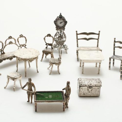 Lot zilveren miniaturen 一批各式各样的银质迷你品，总重量。194克。很多银质的微型模型，包括画室的装饰品，匆忙的椅子。 2张桌子，立表，&hellip;