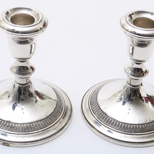Stel zilveren eenlichts kandelaars A pair of silver candlesticks, h. 13 cm. 925/&hellip;