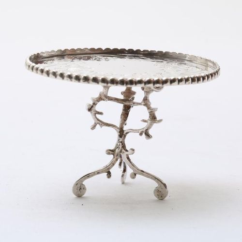 Zilveren miniatuur klaptafel, A vd Hoeff 荷兰银质微型折叠桌，有花的装饰和三个带狮鹫的桁架脚，mm Abraham va&hellip;