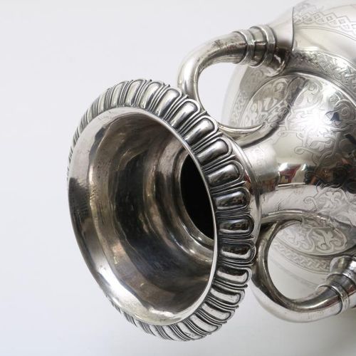 Kapitale zilveren amphora vaas Vase amphore en argent, avec 2 poignées, hauteur &hellip;