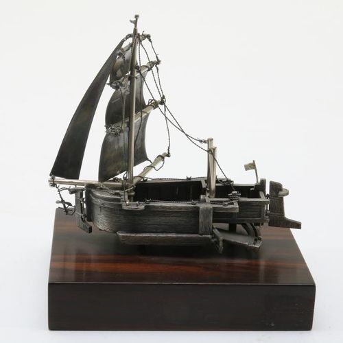 Een zilveren baggerschip op houten voet Silver dredger ship on wooden base, BWG,&hellip;