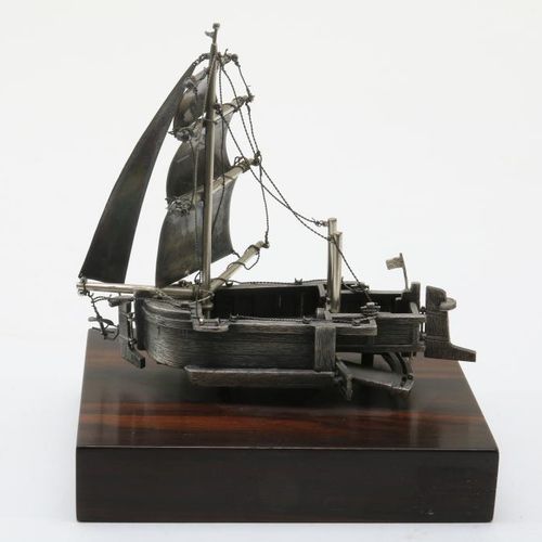 Een zilveren baggerschip op houten voet Drague en argent sur socle en bois, BWG,&hellip;