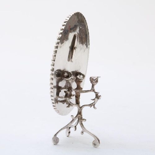 Zilveren miniatuur klaptafel, A vd Hoeff 荷兰银质微型折叠桌，有花的装饰和三个带狮鹫的桁架脚，mm Abraham va&hellip;