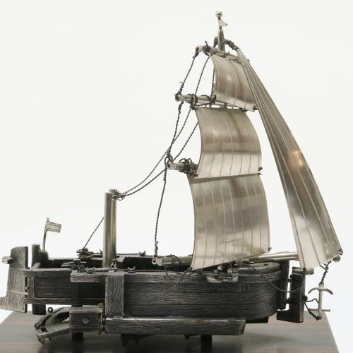 Een zilveren baggerschip op houten voet Silver dredger ship on wooden base, BWG,&hellip;