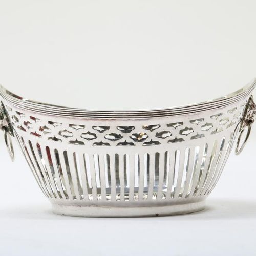 Zilveren bonbonmand 一个银篮子，毛重106克 835/000狮子马塞隆环作为手柄的银质阿尤尔篮子，高835/000，毛重106克。