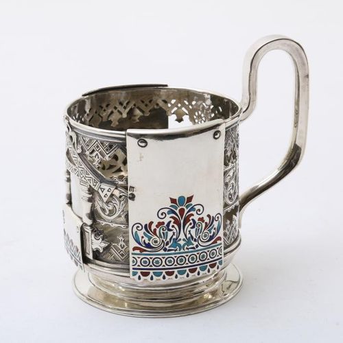 Zilveren theeglas houder 一个银质茶杯架，莫斯科1895年，毛重222克。银质茶杯架，穿孔，有蓝色/红色珐琅装饰，925/000，莫斯科&hellip;